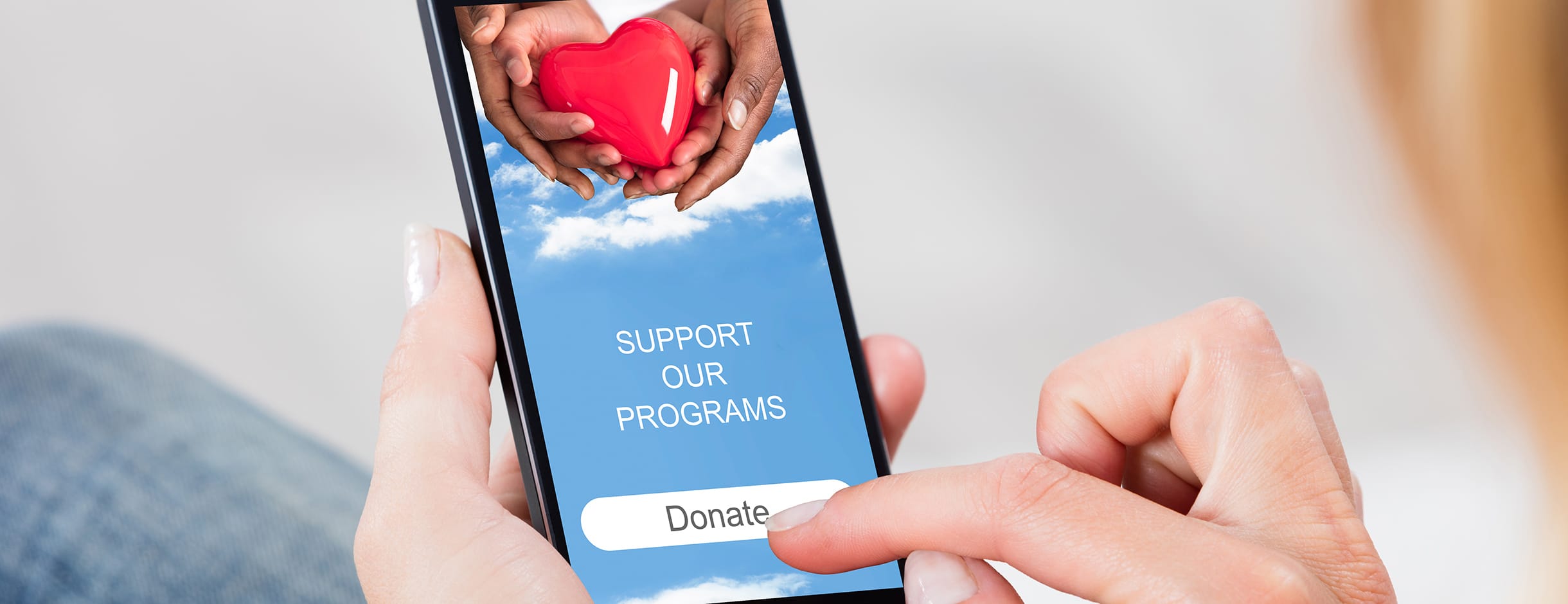 This guide will discuss the benefits of the top fundraising websites for nonprofits.